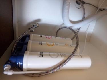 Установка проточного фильтра под мойку