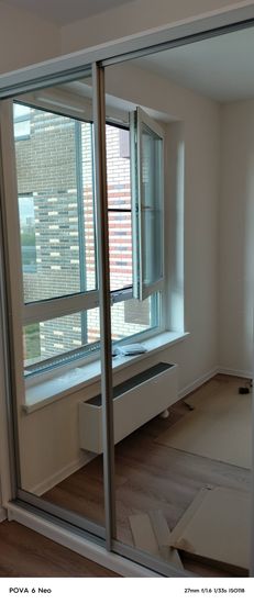 Собрана мебель: установлены дверцы, закреплены ручки, выровнены полки, прикреплены ножки. Проверена устойчивость, отрегулированы элементы, обеспечена функциональность.