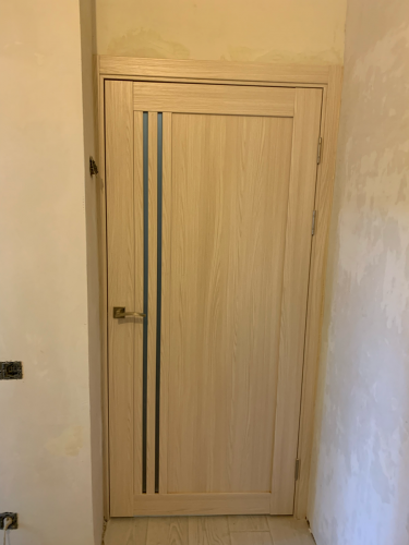 Выполнена установка замка в деревянную дверь: вырезано отверстие, закреплен механизм, установлены ручки, проверена работа. Дверь закрывается плавно, без заеданий, все элементы на месте.