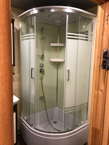 Установлена новая душевая кабина с прозрачными стенками и дверцами. Проведены работы по подключению водоснабжения и герметизации швов. Установлены полки и душевой комплект.