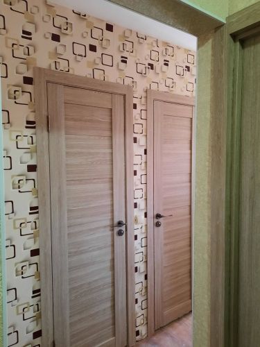 Установлен новый замок в деревянную дверь, выполнены точные вырезы, закреплены ручки, проверена работоспособность механизма, обеспечена надежная фиксация, завершена аккуратная отделка.