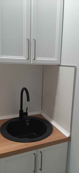 Выполнена точная обработка панелей для кухонного гарнитура, обеспечивающая идеальное прилегание и функциональность. Установлены новые элементы, гармонирующие с интерьером.