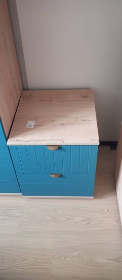 Собран предмет мебели: установлены ящики, закреплены панели, прикреплены ручки, проверена устойчивость, выровнены детали, завершена сборка, обеспечена функциональность, произведена проверка.