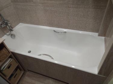 Выполнена изоляция стыков ванной с использованием герметика. Обеспечена защита от протечек, улучшена эстетика, предотвращено образование плесени и грибка. Результат — чистота и долговечность.