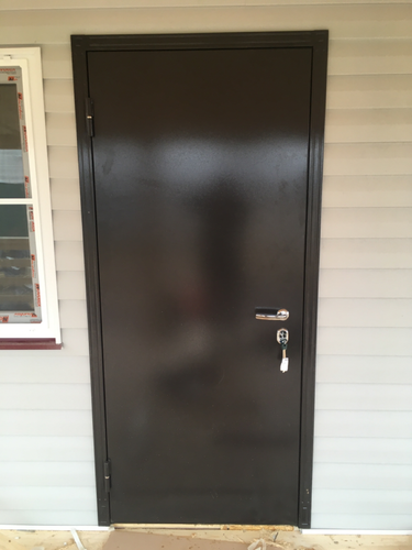 Установлена новая металлическая дверь, выполнено крепление коробки, навешены петли, врезан замок, произведена регулировка, обеспечена плотность прилегания, завершена отделка откосов.