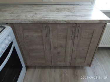 Изготовлен аккуратный срез столешницы, обеспечивающий идеальное прилегание к кухонному гарнитуру. Поверхность обработана для гладкости и долговечности, установлены крепления.