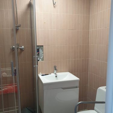 Монтаж зеркального шкафа с подсветкой