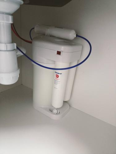 Установка проточного фильтра под мойку