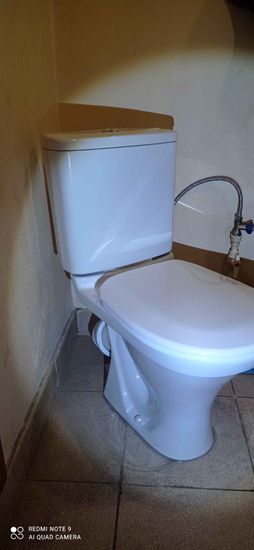 Установлен новый сливной бачок, заменены прокладки, устранены протечки, отрегулирована арматура, проверена герметичность соединений, обновлены крепления, произведена чистка поверхности.