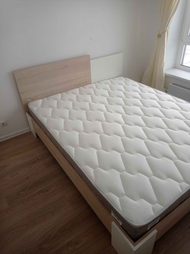 Собрана конструкция: установлено изголовье, закреплены боковые панели, прикреплены ножки, уложено основание, размещён матрас. Все детали соединены, обеспечена устойчивость.