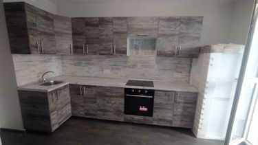 Выполнена установка кухонной поверхности с точной подгонкой под размеры, проделаны отверстия для мойки и варочной панели, обеспечена гладкость и ровность краев, соблюдены все параметры.