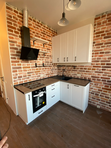 Установлены шкафы, смонтирована столешница, подключена варочная панель, закреплена вытяжка, установлена мойка, проведены коммуникации. Завершено оформление кухни в современном стиле.