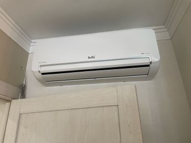 Изображение кондиционера на стене. Проведены работы: чистка фильтров, проверка фреона, устранение утечек, замена неисправных деталей, тестирование системы охлаждения.