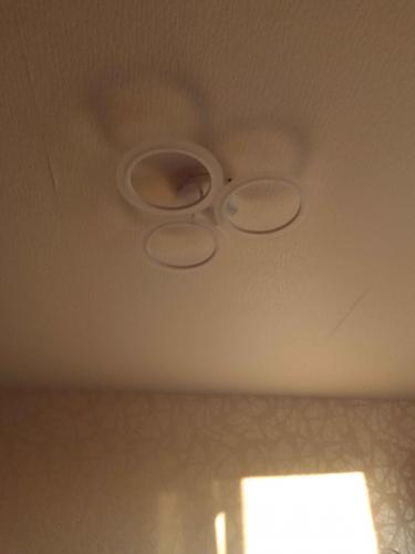 Установлено осветительное устройство на потолке, подключены провода, закреплены крепежные элементы, проверена работоспособность, обеспечена надежная фиксация, завершен монтаж.