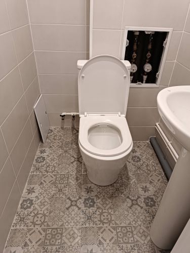 Установлено новое сантехническое оборудование, подключены коммуникации, проверена герметичность соединений, проведено тестирование системы, выполнена чистовая отделка, убран рабочий мусор.