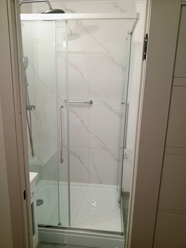 Установка душевого уголка шириной до 150 см