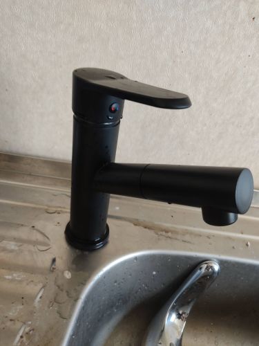 Установлен новый элемент в смесителе, обеспечивающий плавное переключение потоков воды. Обновленный механизм гарантирует надежную работу и предотвращает протечки, улучшая функциональность устройства.