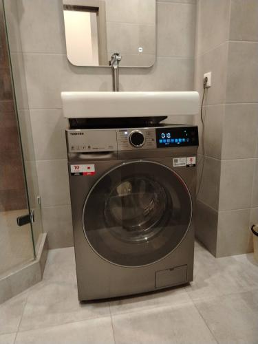 Установка отдельностоящей стиральной машины с подключением