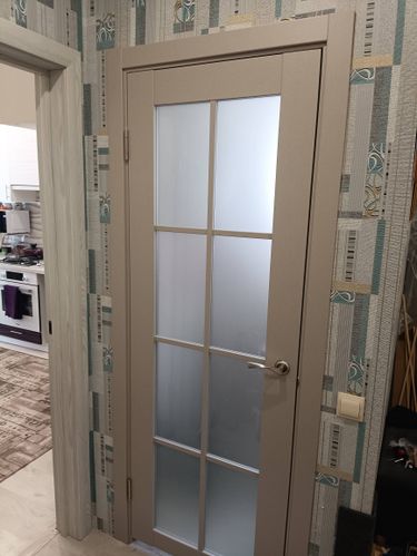 Установлена новая деревянная створка с матовым стеклом, закреплены петли, врезана ручка, отрегулированы зазоры, оформлен дверной проем, проверена плавность открывания и закрывания.