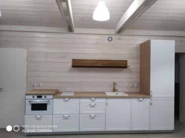 Установлена встроенная техника: духовой шкаф, варочная панель. Подключены коммуникации, смонтированы шкафы. Завершена установка раковины и смесителя. Все элементы интегрированы в интерьер.