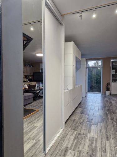 Установлена полка в интерьере, закреплена на стене, обеспечена надежность конструкции, выровнена по уровню, использованы крепежные элементы, завершено оформление помещения.