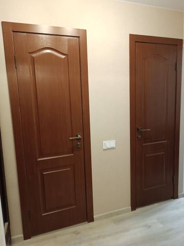 Установлен замок в деревянную дверь: выполнено сверление, подготовлено отверстие, закреплены механизмы, установлены ручки, проверена работоспособность, обеспечена надежность и плавность закрытия.