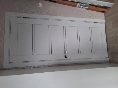 Установлено новое дверное полотно, выполнено крепление петель, закреплена ручка, подогнаны зазоры, проверена плавность открывания, обеспечена надежность конструкции, завершена отделка.