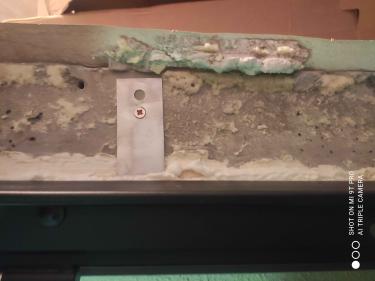 Установлена металлическая дверь: закреплена рама, зафиксированы петли, зазоры заполнены монтажной пеной, проверена герметичность, произведена регулировка замков, обеспечена надежная фиксация.