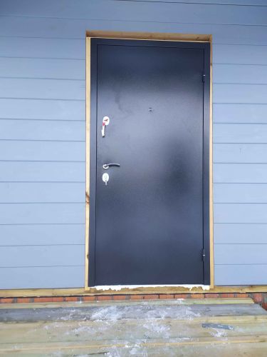 Установлена новая металлическая дверь, отрегулированы петли, заменены замки, укреплена рама, обновлена изоляция, устранены зазоры, улучшена звукоизоляция, проверена работоспособность всех механизмов.