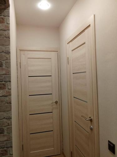 Установлена новая створка в проем, закреплены петли, врезаны ручки, отрегулированы замки, проверена плавность открывания, завершена отделка откосов, обеспечена надежная фиксация конструкции.