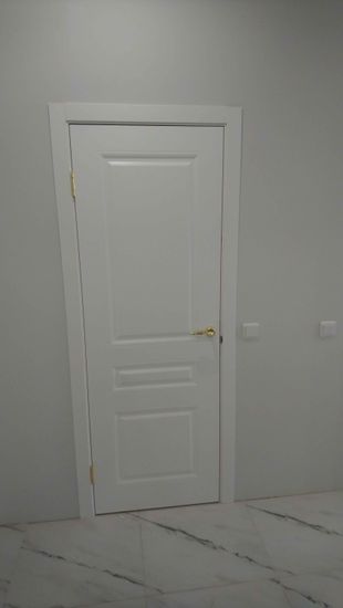 Установлены дополнительные элементы на межкомнатную дверь, обеспечивающие завершенный вид и гармоничное сочетание с интерьером. Работа выполнена аккуратно, без зазоров и дефектов.