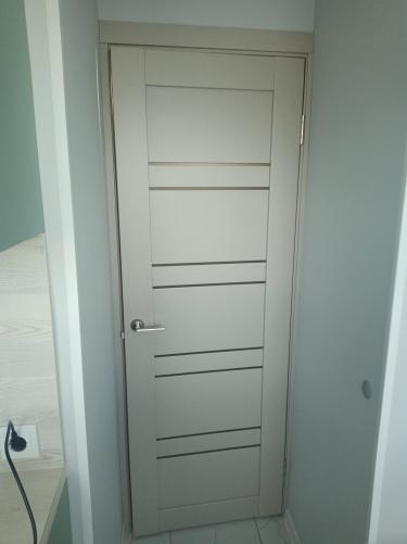 Установлено новое дверное полотно, выполнена подгонка, монтаж петель и ручки. Обновленный вид, аккуратная работа, качественная фурнитура.