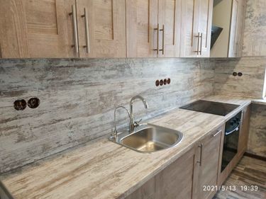 Проведена точная обработка и установка деревянных панелей для кухонного гарнитура. Фасады аккуратно подогнаны по размерам, обеспечивая гармоничный и стильный вид интерьера.