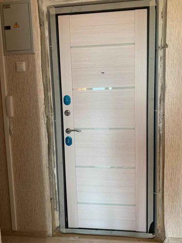 Установлена новая металлическая дверь, закреплена в проеме, отрегулированы петли, проверена работа замков и ручки, выполнена отделка откосов, обеспечена герметизация швов.