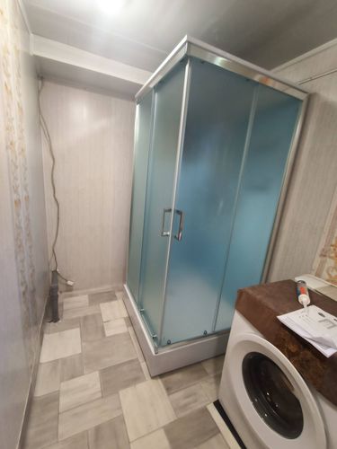 Установлена современная душевая конструкция с гидромассажем. Подключены водопровод и электричество, герметично закреплены панели, проверена функциональность всех систем.