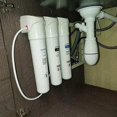 Установка проточного фильтра под мойку