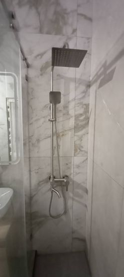 Закреплен прибор на стене, подключен к электросети, проверена работоспособность, обеспечена безопасность эксплуатации, скрыты провода, настроена температура, выполнено тестирование.