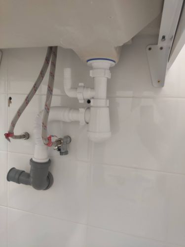 Сборка и навеска зеркального шкафа в ванной комнате