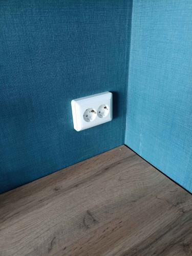 Установлено новое электрическое гнездо на стене, подключены провода, закреплены элементы, проверена работоспособность. Завершено аккуратно, безопасно, с соблюдением всех стандартов.