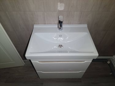 Установлен новый унитаз: выполнен монтаж, подключение к водопроводу и канализации, проверена герметичность соединений, произведена регулировка сливного механизма, проведена уборка рабочего места.