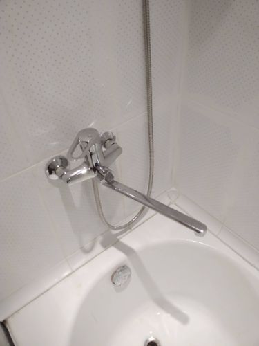 Установлены новые кранбуксы в смесителе, обеспечивая плавное функционирование и предотвращение протечек. Внешний вид обновлённого устройства гармонично сочетается с интерьером ванной комнаты.