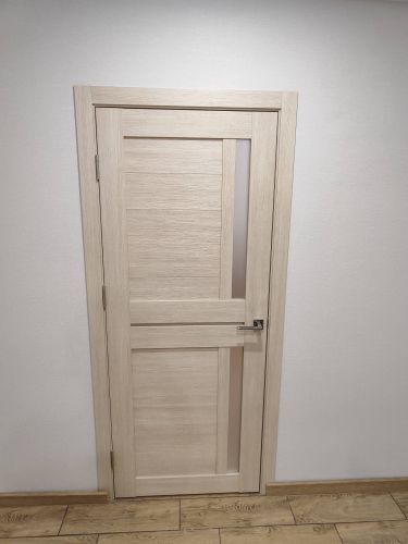 Установлен запорный механизм в дверное полотно, выполнены точные вырезы, закреплены ручки, проверена функциональность. Работа завершена аккуратно, без повреждений поверхности.