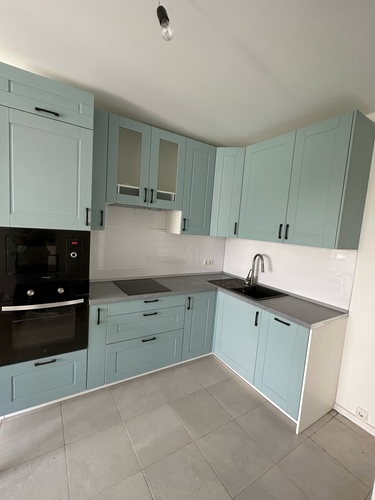 Установлены шкафы, закреплены фасады, смонтирована столешница, подключена техника, раковина и варочная панель. Завершена сборка и установка кухонного гарнитура с учетом всех деталей.