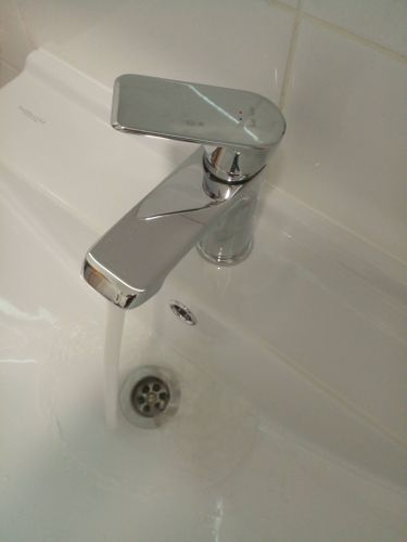 Установлен новый кран на кухонной раковине, подключены водопроводные трубы, проверена герметичность соединений, обеспечен стабильный поток воды, устранены протечки, улучшен внешний вид.