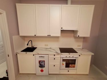 Установлены шкафы, смонтирована столешница, врезана мойка, подключена плита и духовка, закреплены фасады, установлены ручки. Проведена работа по подключению техники и сантехники.