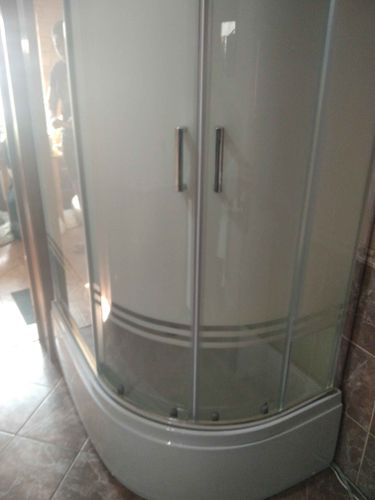 Удалена старая ванна, освобождено пространство для установки новой душевой кабины. Проведены работы по отключению водопровода и демонтажу креплений. Установлена новая конструкция.