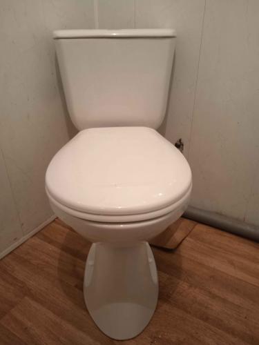 Установлено новое сантехническое оборудование, подключены коммуникации, проверена герметичность соединений, проведена очистка рабочей зоны, обеспечена функциональность и надежность.