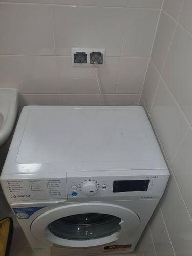 Подключено устройство к водопроводу и электросети, выполнен слив в канализацию, проверена работа, установлена на ровную поверхность, обеспечена герметичность соединений.