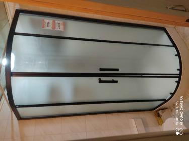 Установлена современная душевая конструкция с низким поддоном. Смонтированы стенки, двери, герметично закреплены соединения. Подключены водопровод и слив. Проверена функциональность.