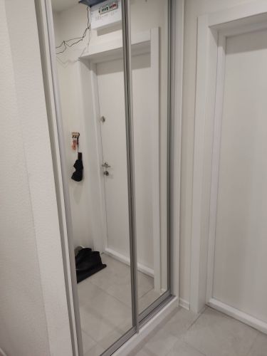 Установлены раздвижные двери с зеркалами, закреплены направляющие, собран каркас, установлены полки и штанги для одежды, обеспечена устойчивость конструкции, проверена плавность хода механизмов.